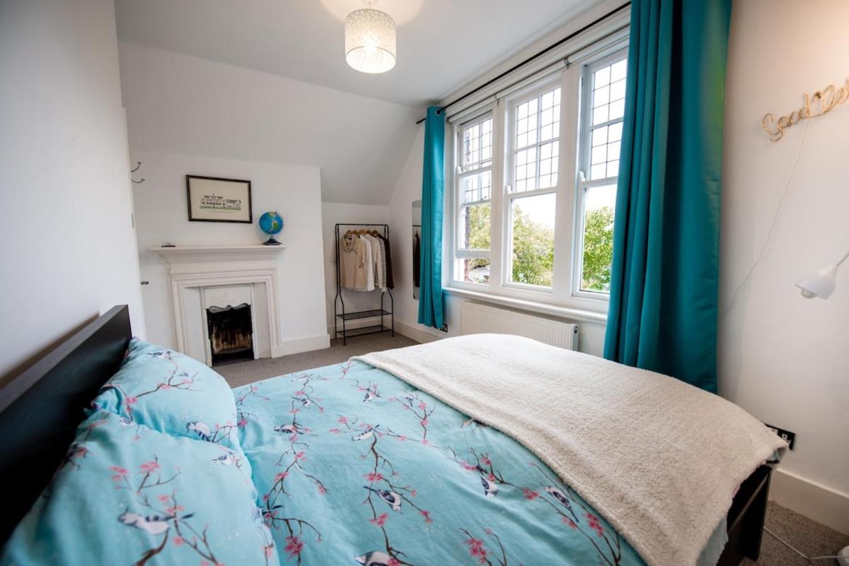 Stylish Flat In Queens Park With Private Parking, Access *
