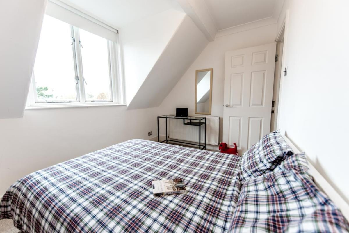 Stylish Flat In Queens Park With Private Parking, Access *