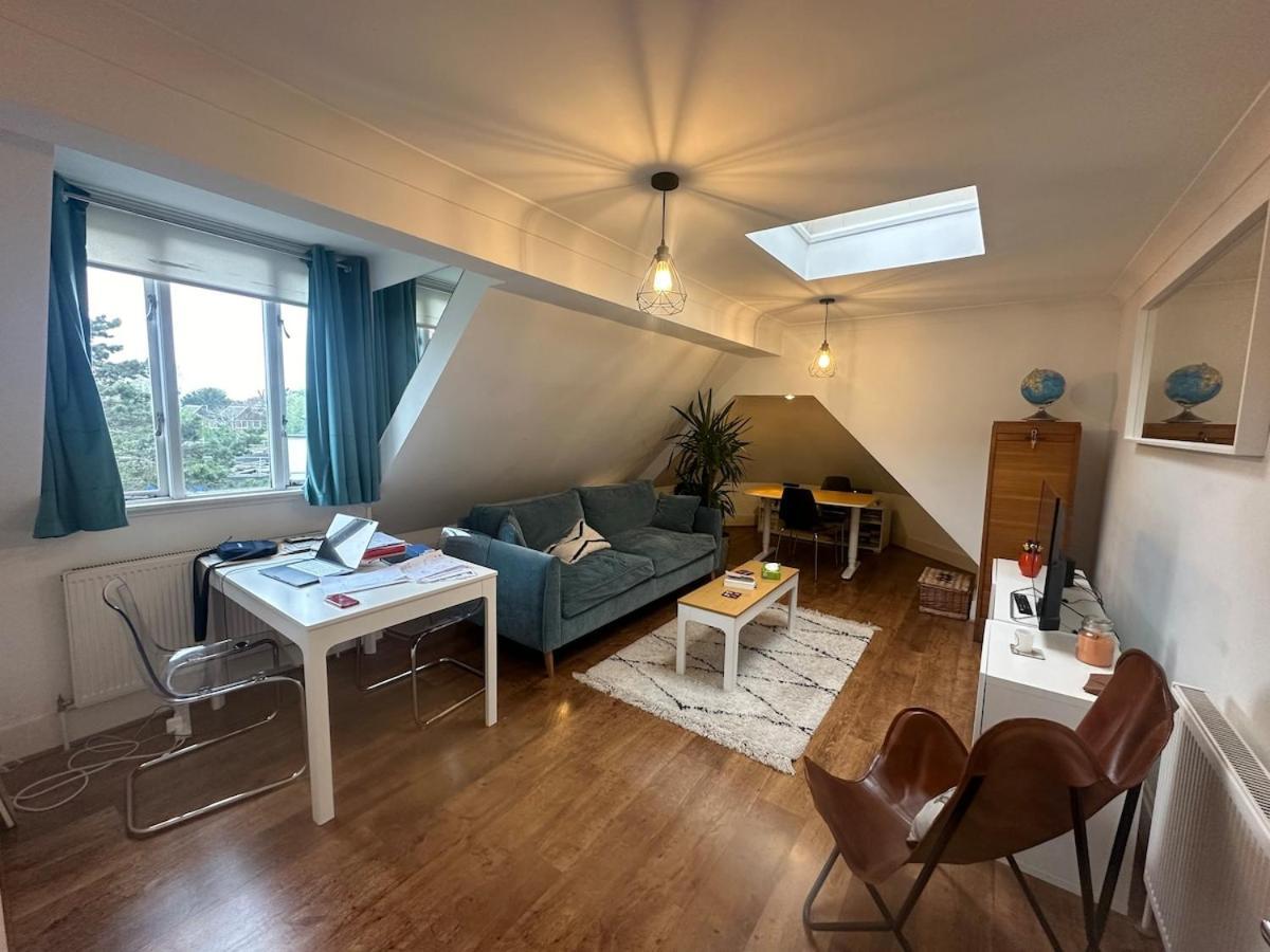 Stylish Flat In Queens Park With Private Parking, Access Apartment *